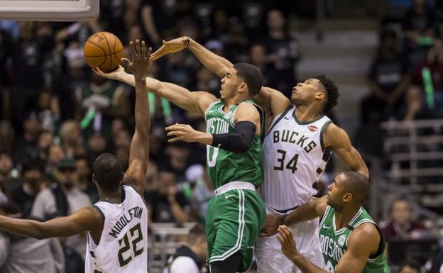 Antetokounmpo mantiene con vida a los Bucks