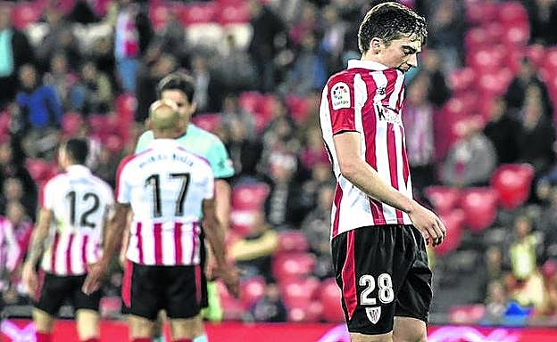 Córdoba se retira con gesto triste y resignado de San Mamés tras la derrota del lunes.