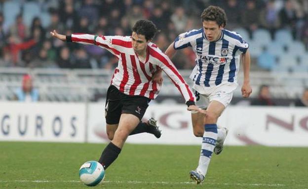 Iraola conduce el balón ante Elustondo en Anoeta.