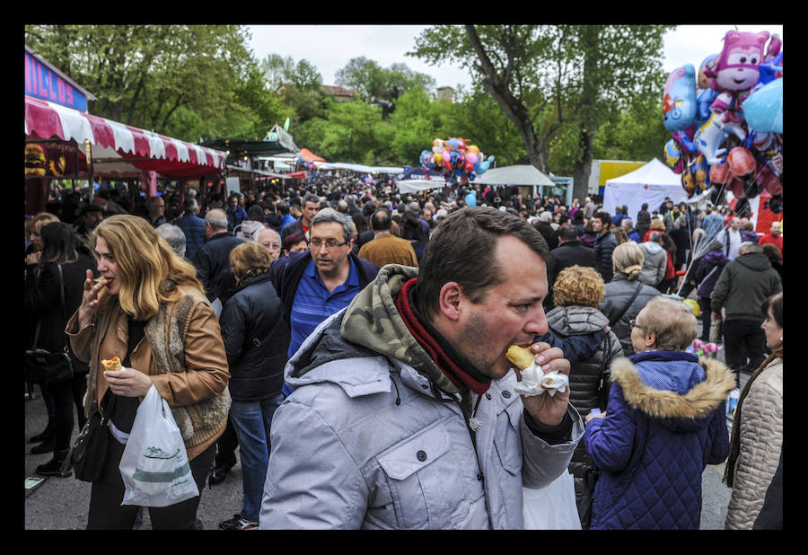 Fotos: El cielo encapotado y la amenaza de lluvia no ha deslucido la popular romería a las campas de Armentia