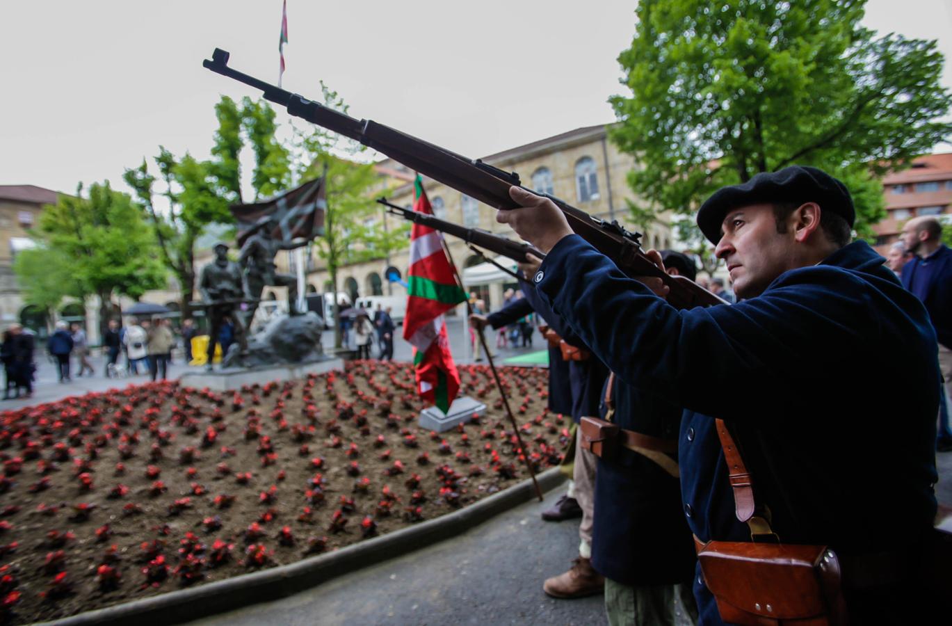 Fotos: Gernika recuerda a los gudaris de la Guerra Civil con una escultura