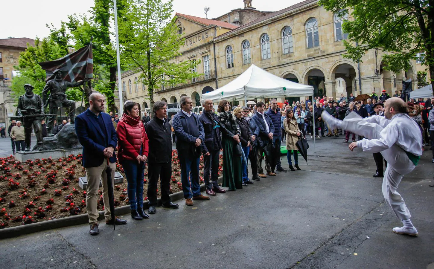 Fotos: Gernika recuerda a los gudaris de la Guerra Civil con una escultura