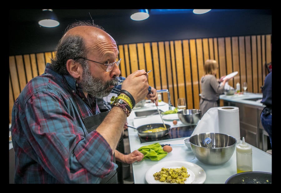 Los políticos compiten para demostrar quién es el mejor cocinando un revuelto de perretxikos.