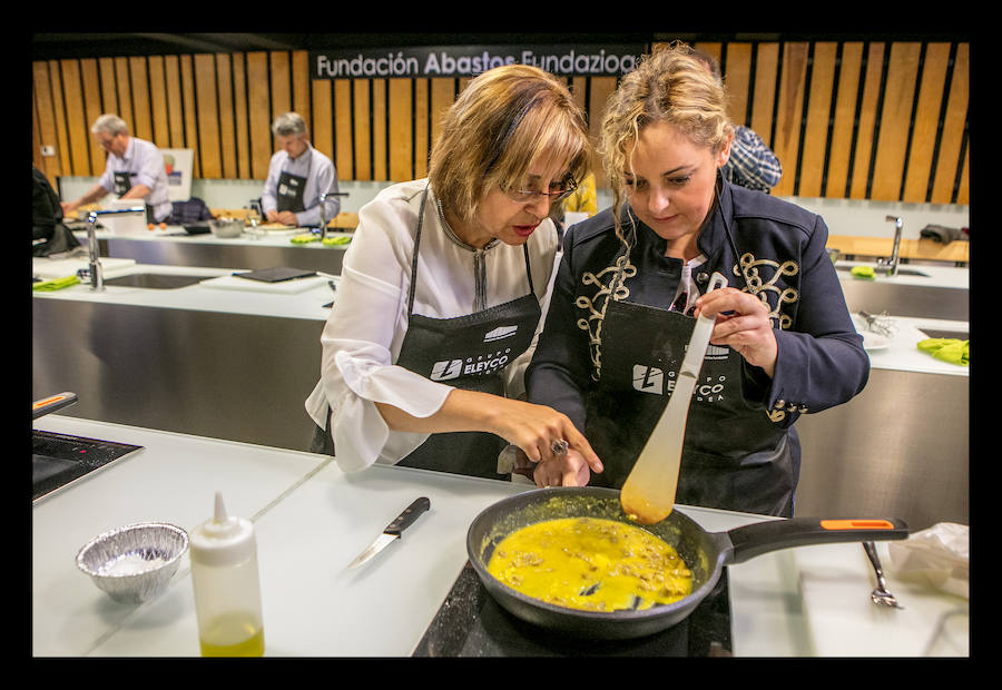 Los políticos compiten para demostrar quién es el mejor cocinando un revuelto de perretxikos.
