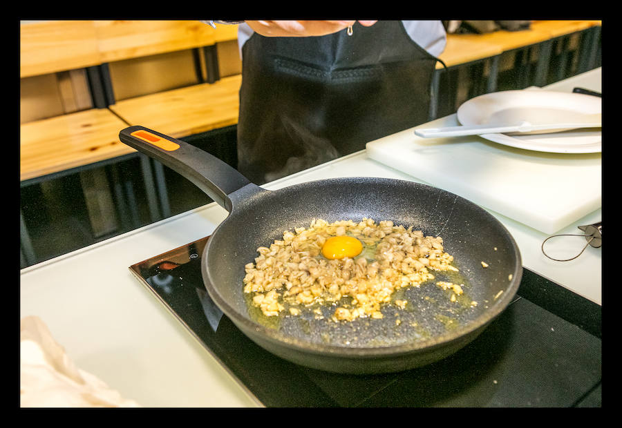 Los políticos compiten para demostrar quién es el mejor cocinando un revuelto de perretxikos.