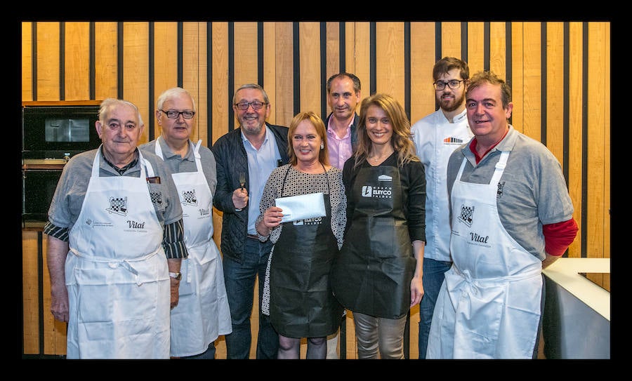 Los políticos compiten para demostrar quién es el mejor cocinando un revuelto de perretxikos.