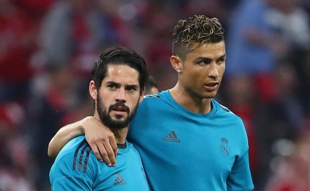 Isco, con Cristiano Ronaldo, en el Allianz Arena de Múnich. 