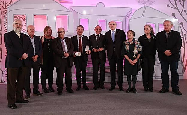 Miembros de Euskaltzaindia posan junto al diputado general, Ramiro González. 