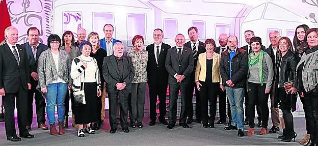 Miembros de Eusko Ikaskuntza posan junto al diputado general, Ramiro González, y la teniente de diputado, Pilar García de Salazar. 