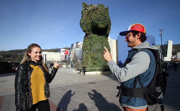 Dos turistas junto al Guggenheim.