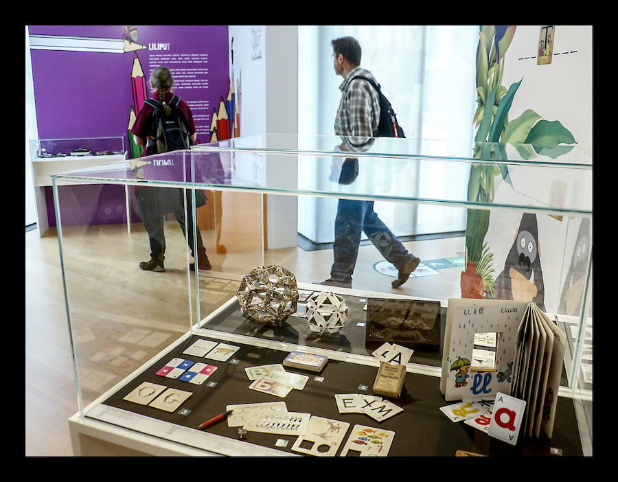 El Museo de Naipes expone más de un centenar de barajas que combinan el entretenimiento con el aprendizaje