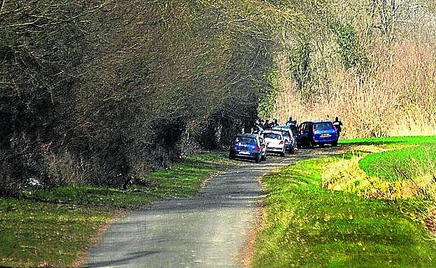 Paraje aislado. El tiroteo se produjo en un camino rural. Los etarras, se calcula que fueron más de media docena, huyeron en varios vehículosy campo a través. 