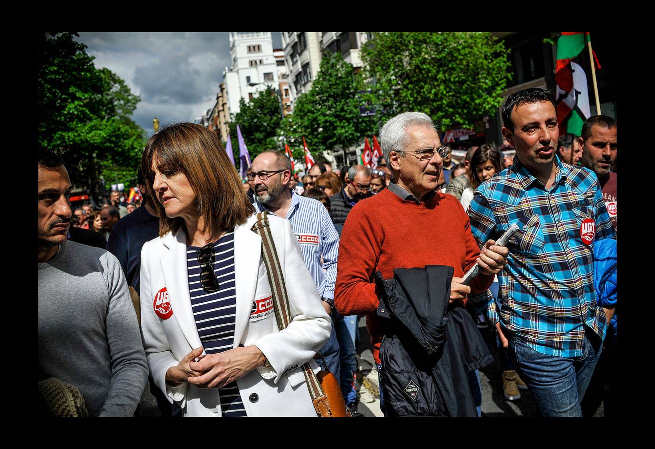 Miles de personas participan en las diferentes manifestaciones organizadas por los sindicatos UGT, CC OO, ELA y Lab en las tres capitales vascas.