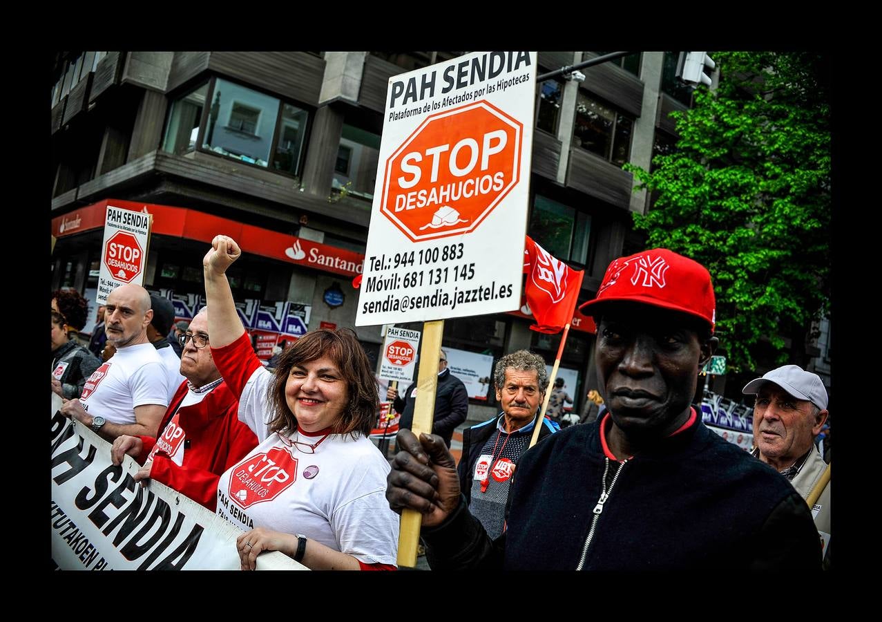 Miles de personas participan en las diferentes manifestaciones organizadas por los sindicatos UGT, CC OO, ELA y Lab en las tres capitales vascas.