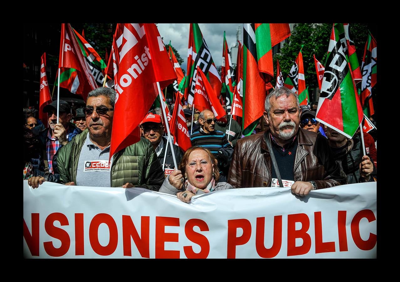 Miles de personas participan en las diferentes manifestaciones organizadas por los sindicatos UGT, CC OO, ELA y Lab en las tres capitales vascas.