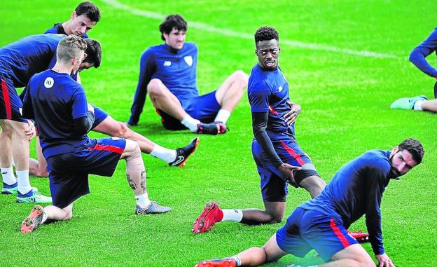 Recuperación. Raúl García, Williams, Muniain, Susaeta, Iturraspe y San José realizan estiramientos en el entrenamiento de ayer en Lezama. 