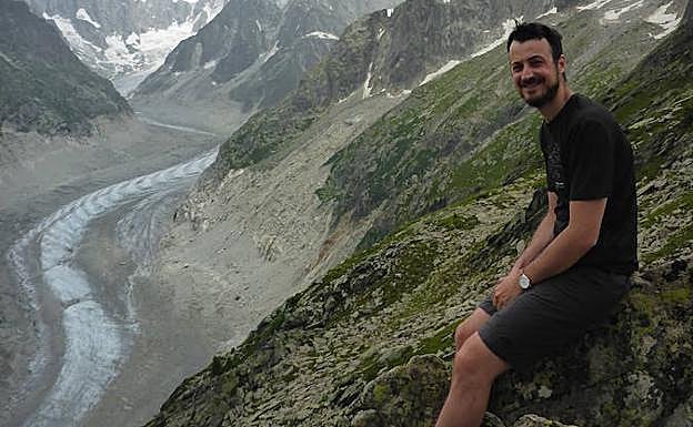 Ramiro Aznar es biólogo y trabaja en una empresa tecnológica. Le gustaría viajar al Amazonas y conocer sus etnias./