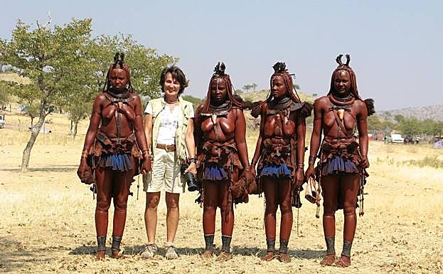 Susana García, en el norte de Namibia, con mujeres de la tribu seminómada Himba. Se colorean el cuerpo con una pasta rojiza./