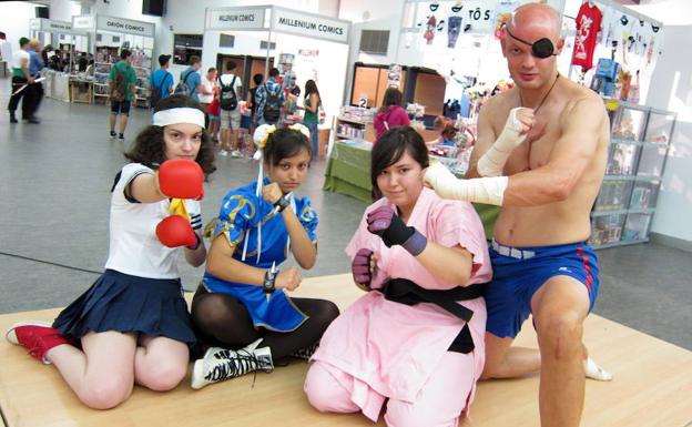 Un grupo vestido como los personajes del videojuego Street Fighter.