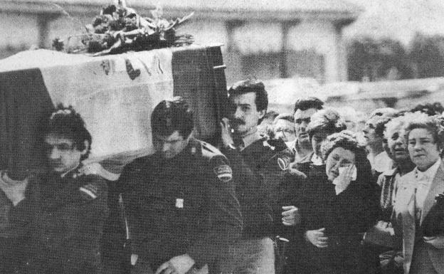 Los funerales por las tres víctimas asesinadas por ETA se celebraron en el patio de armas del acuartelamiento de Basauri.