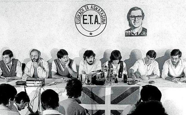 ETA político-militar anunció en septiembre de 1982 en Biarritz su disolución como organización armada, decidida en su séptima asamblea.