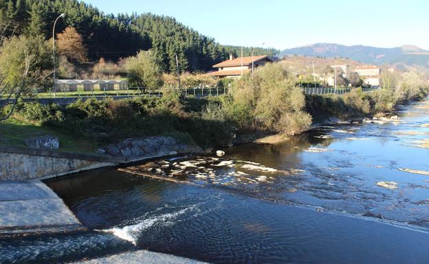 Vertidos en el Nervión a su paso por Llodio. 