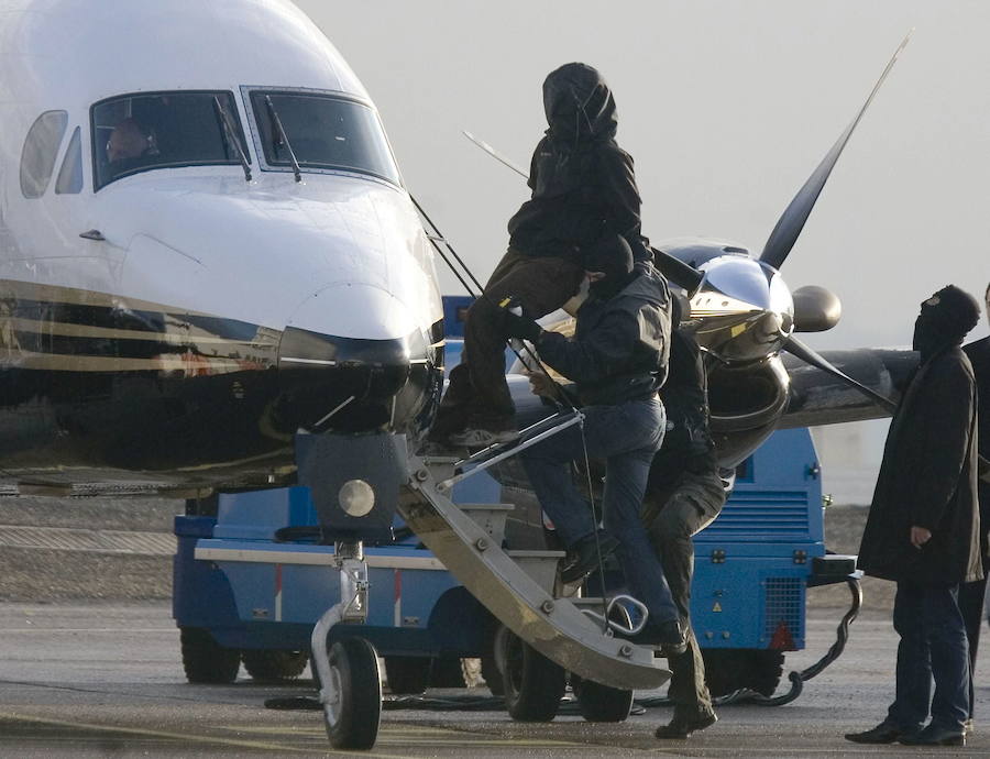 El jefe de ETA Aitzol Iriondo es introducido en un avión en Biarritz para ser trasladado a París.