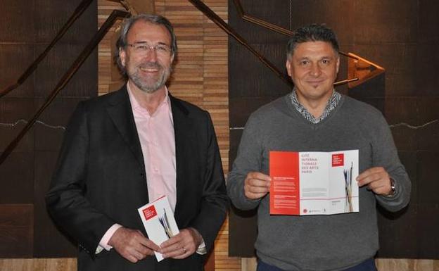 Pablo Otaola y Andoni Busquet, ayer en la presentación de la beca.