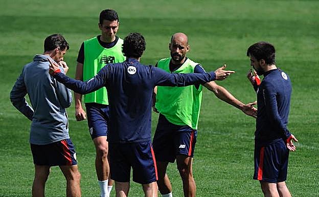 Mikel San José, Vesga, Mikel Rico y Beñat hablando ante el entrenador Cuco Ziganda durante un entrenamiento del Athletic en Lezama