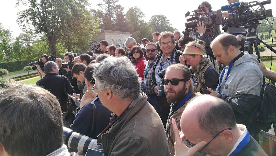 Numeroso periodistas antes del comienzo del acto.