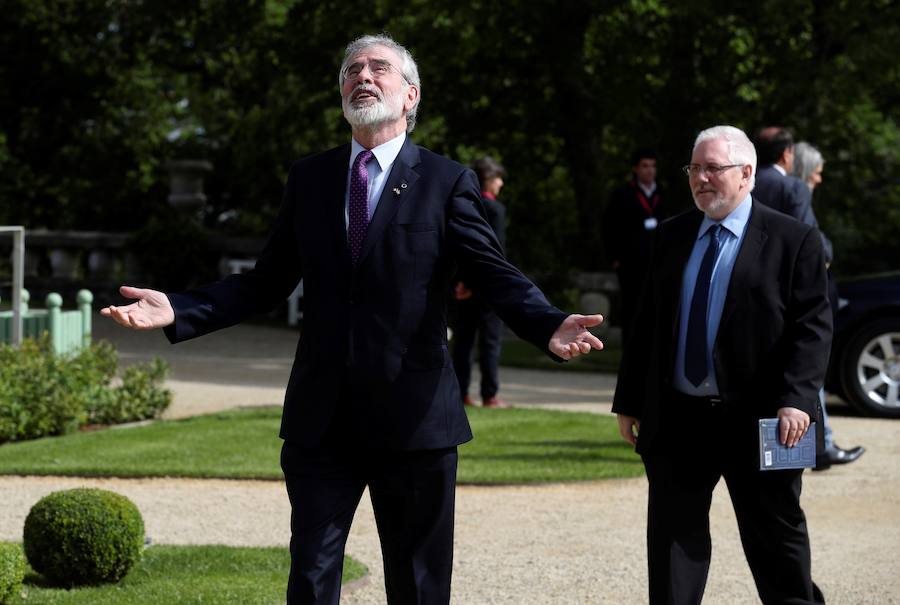 El expresidente del Sinn Féin Gerry Adams a su llegada a la reunión.