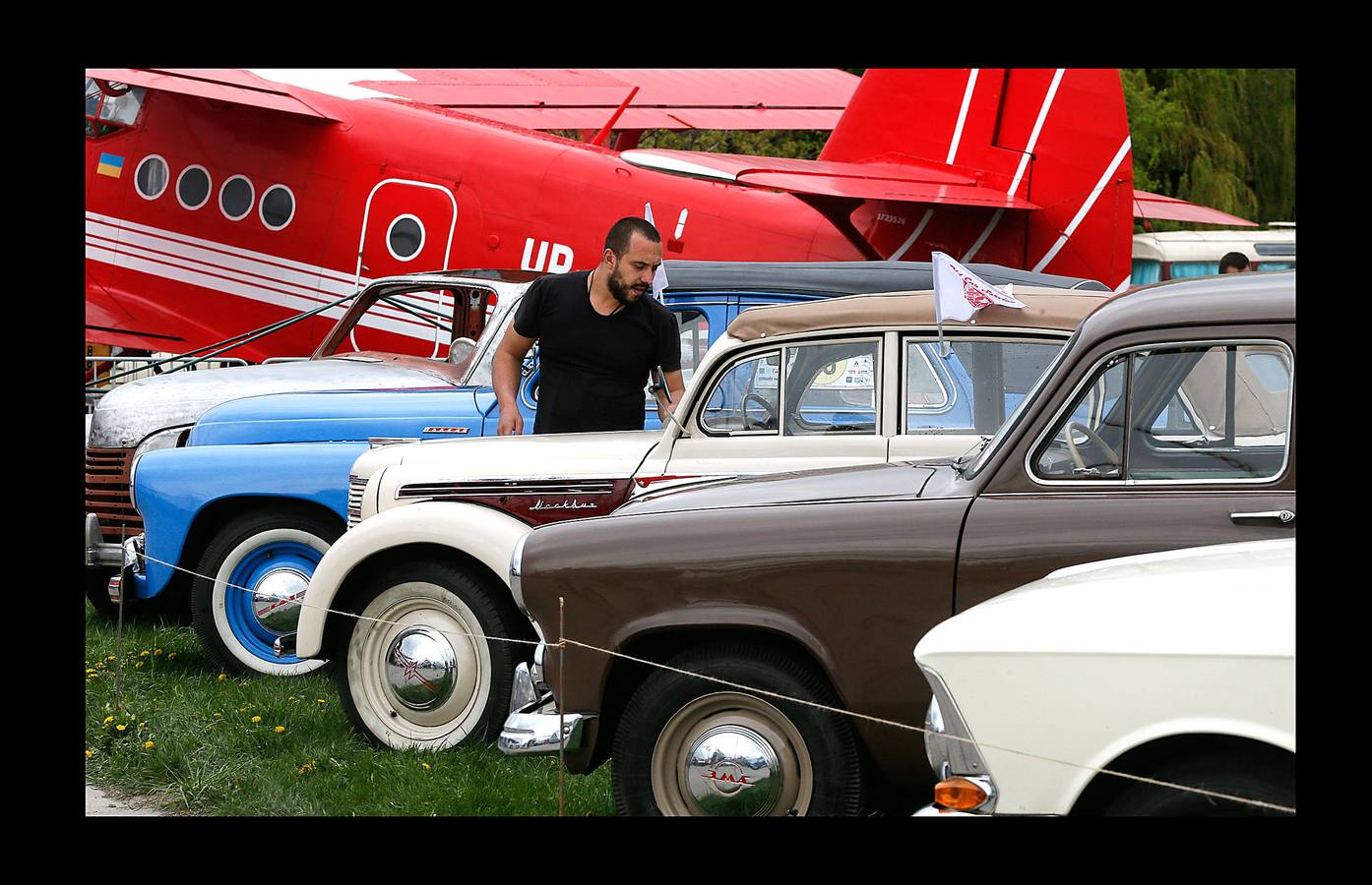 El OldCarLand es el festival más grande de coches clásicos y antiguos que se celebra en Ucrania. Este año, además de automóviles de todo tipo fabricados en la Unión Soviética entre los años 30 y 70, quienes visiten el Museo Estatal de Aire, en Kiev, encontrarán camiones, motocicletas, autobuses, carros de combate e incluso aviones y helicópteros del ejército ucraniano. Los vehículos más antiguos tienen alrededor de 90 años y muchos de ellos son piezas únicas. También se mostrarán los automóviles que Estados Unidos proporcionó al ejército de este país en la década de 1990.