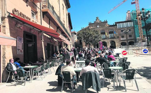 Vecinos y visitantes comparten mesa en las terrazas que pudieron desplegarse por fin sobre la Plaza de la Paz en el último mes.