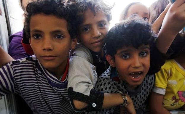 Niños esperando a recibir ayuda en Yemen.