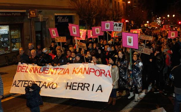 Una de las manifestaciones de los vecinos de Asteguieta para protestar por el traslado de los 'pichis'.