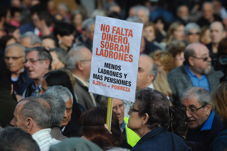 La marcha de protesta se produce pese al pacto PP-PNV para elevar las prestaciones este año y el próximo en base al IPC