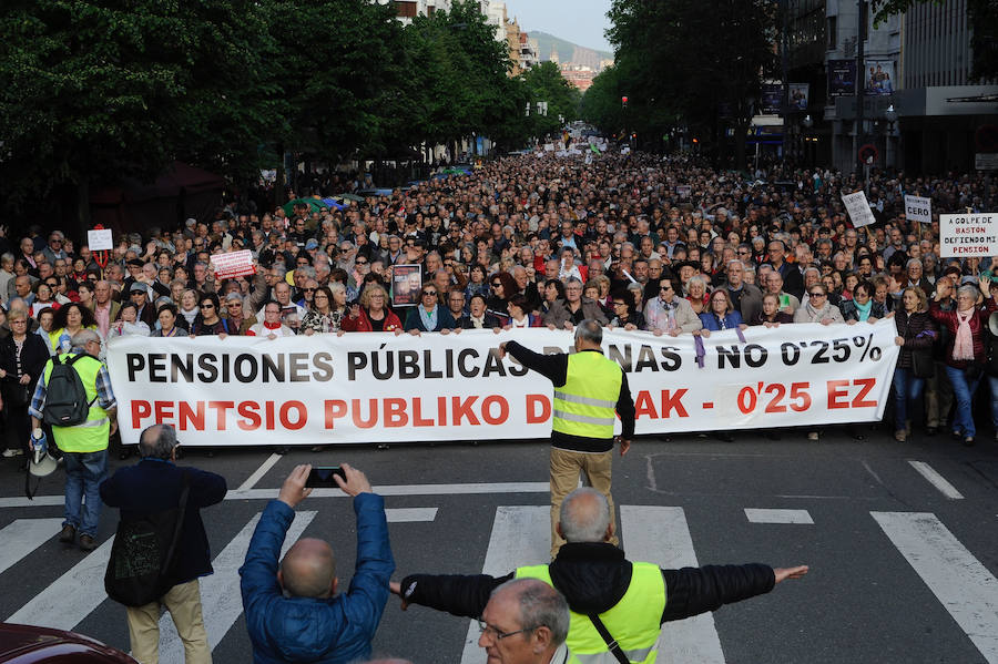 La marcha de protesta se produce pese al pacto PP-PNV para elevar las prestaciones este año y el próximo en base al IPC