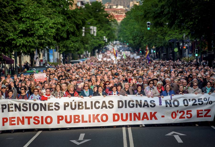 La marcha de protesta se produce pese al pacto PP-PNV para elevar las prestaciones este año y el próximo en base al IPC