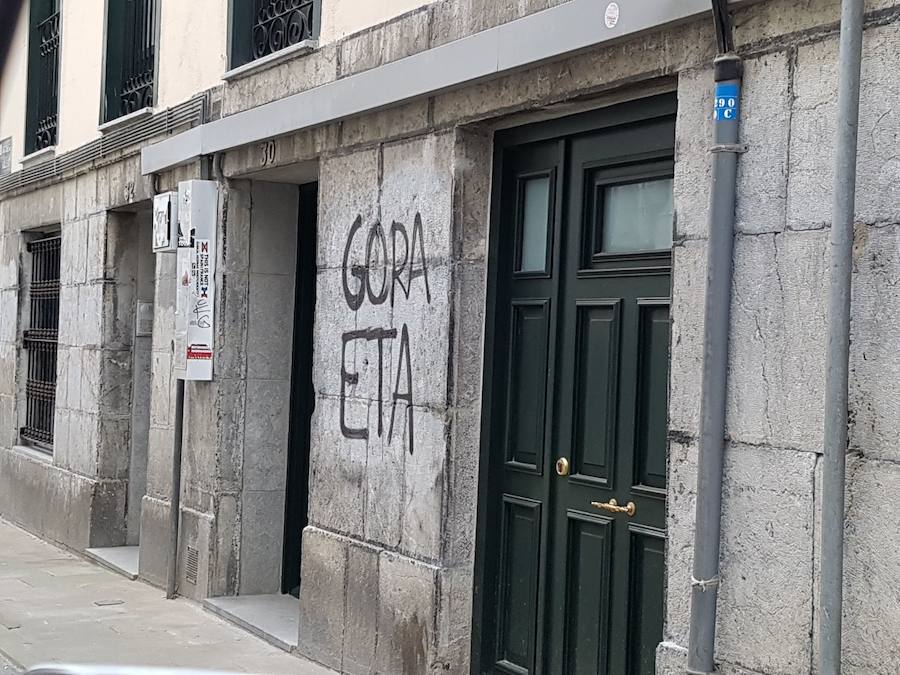 Numerosas paredes del casco viejo de la localidad costera han aparecido cubiertos con pintadas de 'Gora ETA'