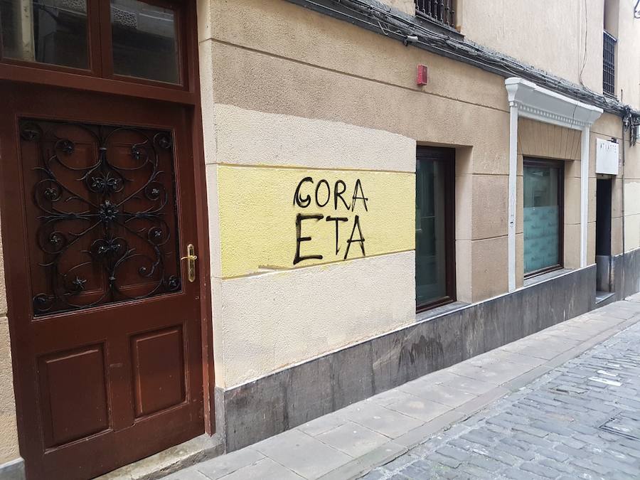 Numerosas paredes del casco viejo de la localidad costera han aparecido cubiertos con pintadas de 'Gora ETA'