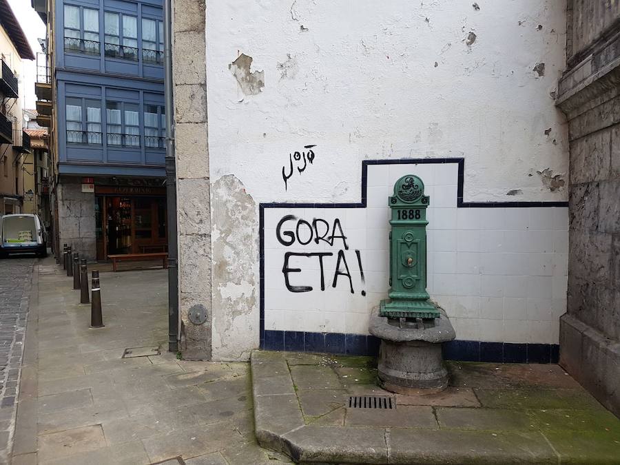 Numerosas paredes del casco viejo de la localidad costera han aparecido cubiertos con pintadas de 'Gora ETA'