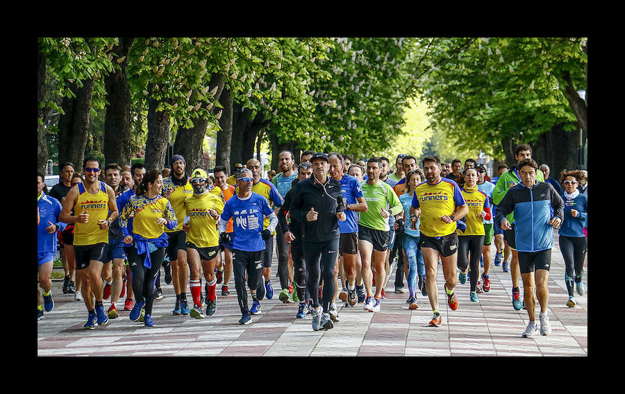 Más de un centenar de corredores comparten entrenamiento y desayuno en Vitoria en la víspera del gran día con el veterano Martín Fiz