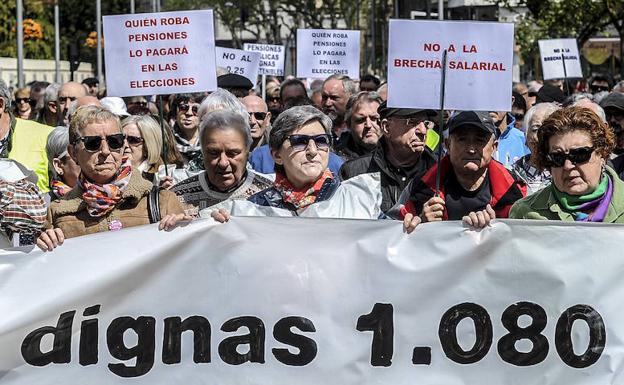 Un momento de la manifestación celebrada este sábado en Vitoria en demanda de unas pensiones «dignas».