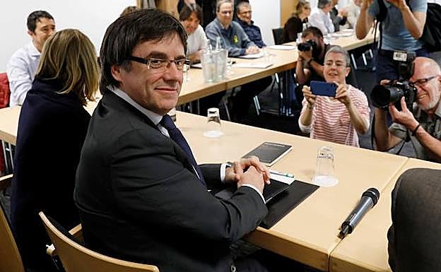 Carles Puigdemont posa ante los periodistas.