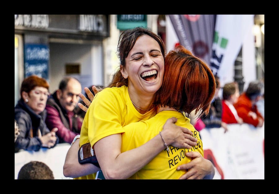 Más de 5.000 corredores y patinadores han inundado este domingo las calles de la capital alavesa