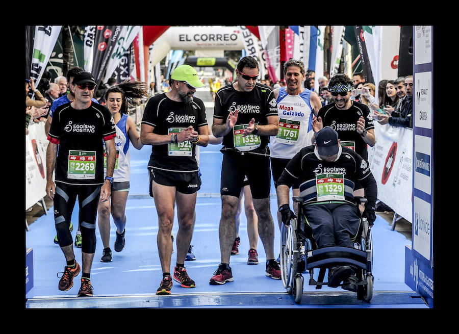 Más de 5.000 corredores y patinadores han inundado este domingo las calles de la capital alavesa