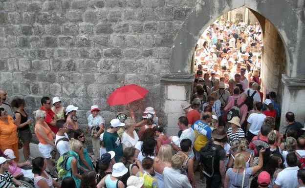 Los turistas guardan fila para visitar Dubrovnik.