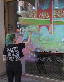 Imagen secundaria 2 - Aspirantes. El Racing 92 festeja su pase a la final tras derrotar en Burdeos al Munster el pasado 22 de abril. El segundo por la derecha es Dan Carter. A continuación, jugadores del Getxo, el sábado en Indautxu. Finalmente, escaparates alusivos al rugby en la ciudad.