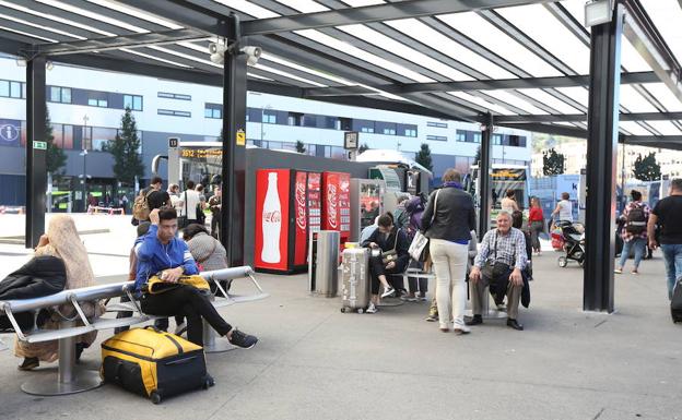 Usuarios, ajenos a la información, esperan en la estación provisional de Termibus.