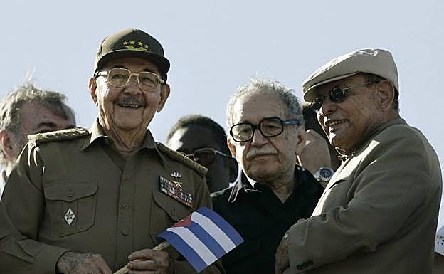 Imagen principal - Tomás Borge, a la derecha, junto con Raúl Castro y Gabriel García Márquez. 'Karpov', en su entrega a España, y en un momento del juicio, al lado de Nieves Sánchez del Arco.